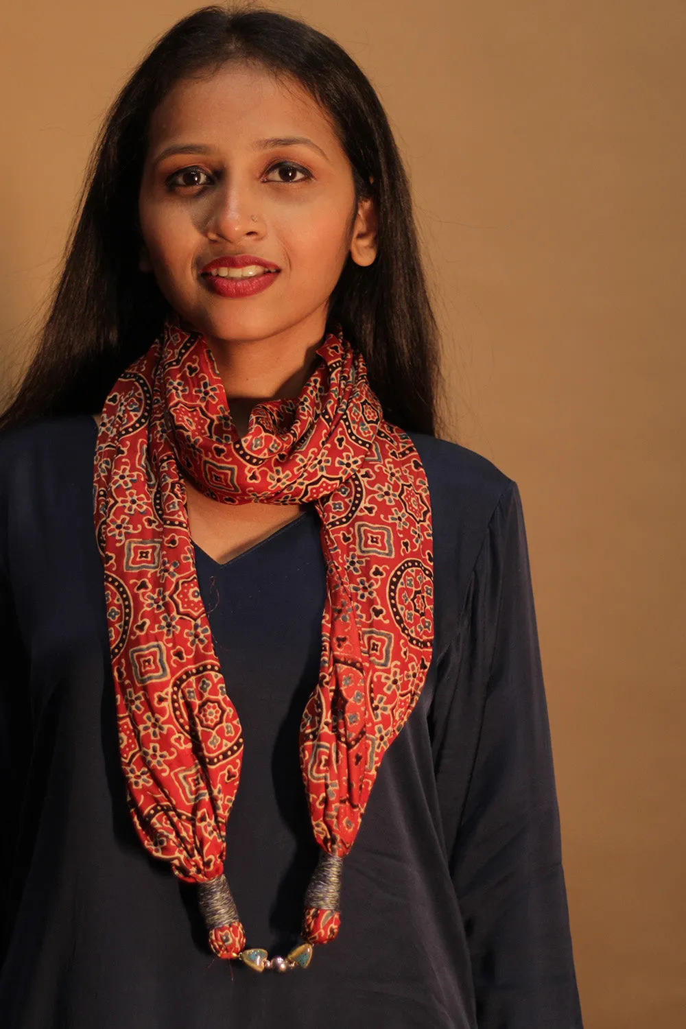 Scarf with Magnets | Scarlet Universe Ajrakh