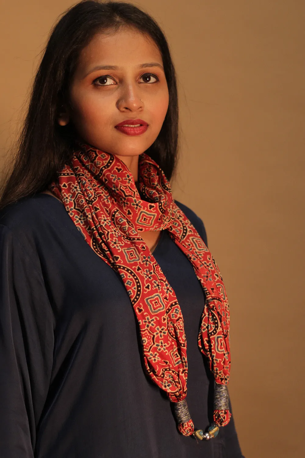 Scarf with Magnets | Scarlet Universe Ajrakh